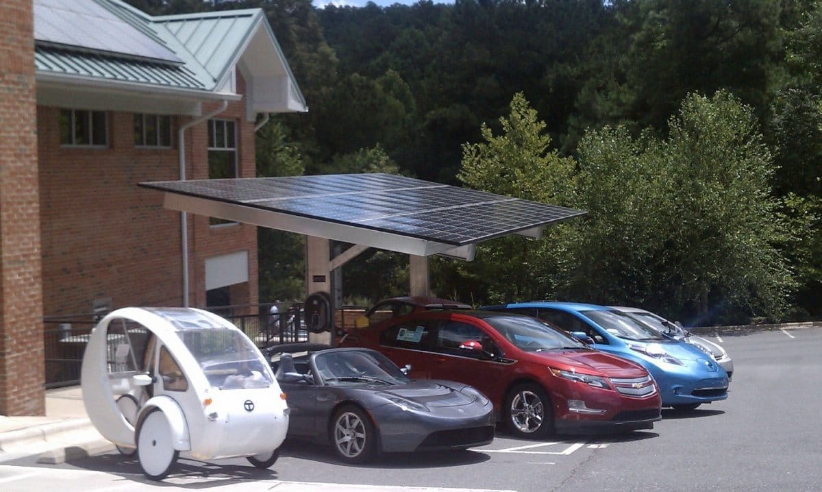 Am Solar-Carport neben Tesla, Volt und Leaf. Der ELF lädt sich selbst auf. /Foto: Organic Transit