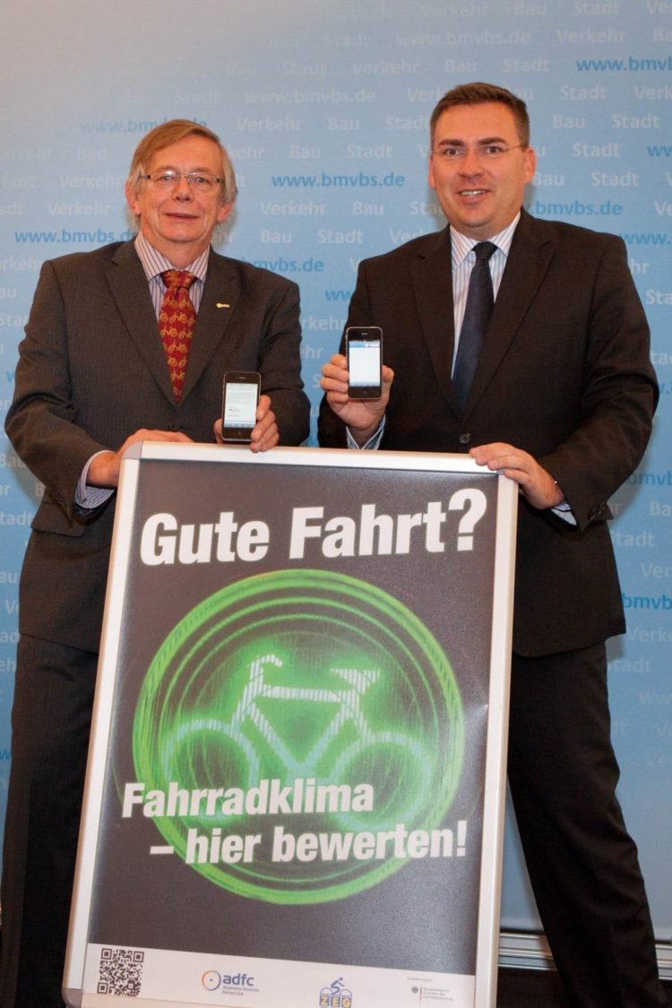 Ludger Koopmann, ADFC, und Jan Mücke MdB geben den Startschuss für den Fahrradklima-Test (Foto: BMVBS)