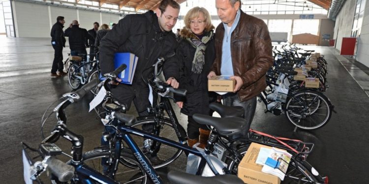 Begutachten der neuen E-Bikes. Von links nach rechts: Stefan Mittag (Leiter Finanzen und Administration), Anita und Michael Hartmann (Zentrale Dienste) / Foto: Messe Friedrichshafen