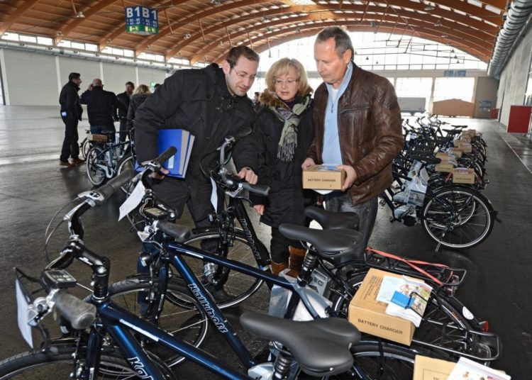 Begutachten der neuen E-Bikes. Von links nach rechts: Stefan Mittag (Leiter Finanzen und Administration), Anita und Michael Hartmann (Zentrale Dienste) / Foto: Messe Friedrichshafen
