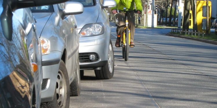 Zu wenig Abstand: Gefahr bei sich öffnenden Autotüren / Foto: ADFC/Jens Schütte