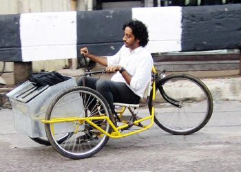 Somnath Ray testet das neue Lasten-Tricycle für Behinderte