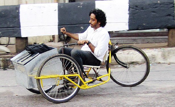 Somnath Ray testet das neue Lasten-Tricycle für Behinderte