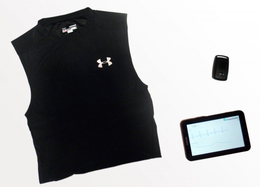 Das FitnessSHIRT liest beim Tragen kontinuierlich Körpersignale wie Puls und Atmung aus. Die ausgewerteten Daten lassen sich beispielsweise auf einem Smartphone oder Tablet PC visualisieren. / Foto: Fraunhofer IIS