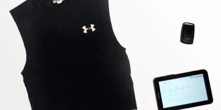 Das FitnessSHIRT liest beim Tragen kontinuierlich Körpersignale wie Puls und Atmung aus. Die ausgewerteten Daten lassen sich beispielsweise auf einem Smartphone oder Tablet PC visualisieren. / Foto: Fraunhofer IIS