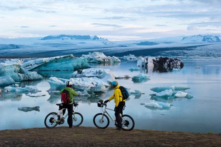 Nachtfahrt zur Sommersonnenwende an der Gletscherlagune von Jökulsárlon / Foto: © 2013 pedelec-adventures.com | Susanne Brüsch