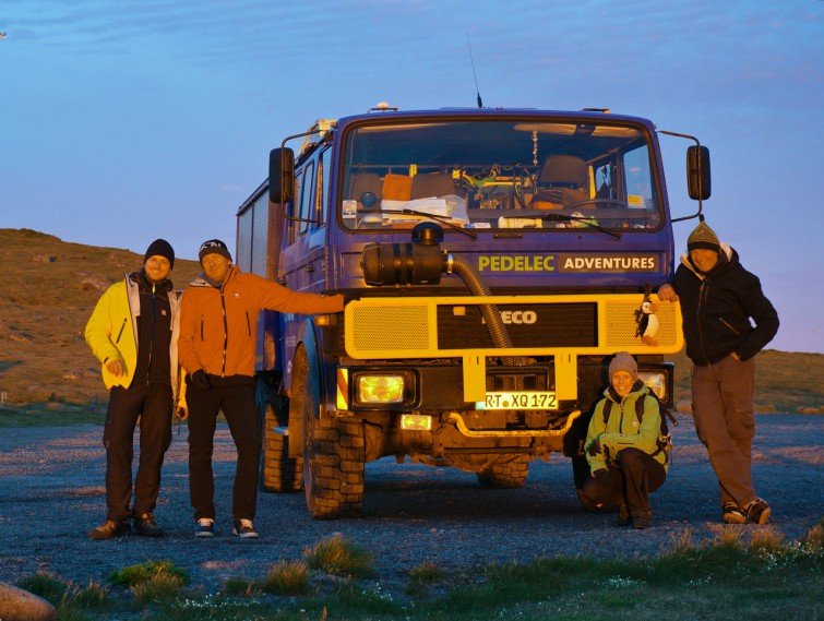 Das Pedelec Adventures team mit dem perfekten Begleitfahrzeug für Island: Ondra Veltrusky, Andreas Gutmann, Susanne Brüsch and Uwe Schlemmender
/ Foto: © 2013 pedelec-adventures.com