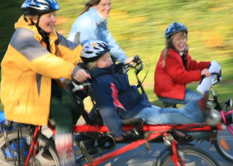 Familie auf Fahrrad mit Helm | Quelle: ADFC/Jens Lehmkühler