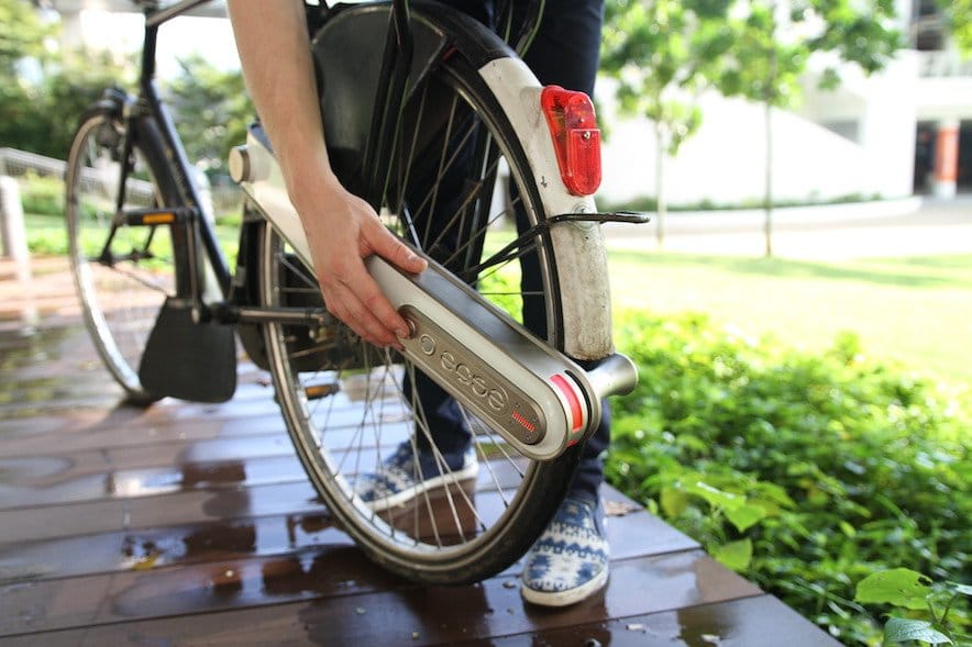 E-Bike Ansteck-Antrieb ease, der über eine Rolle das Hinterrad schiebt.