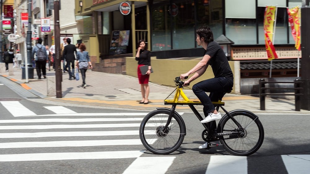 VanMoof Electrified X Urban e-Bike in den Straßen von Tokio