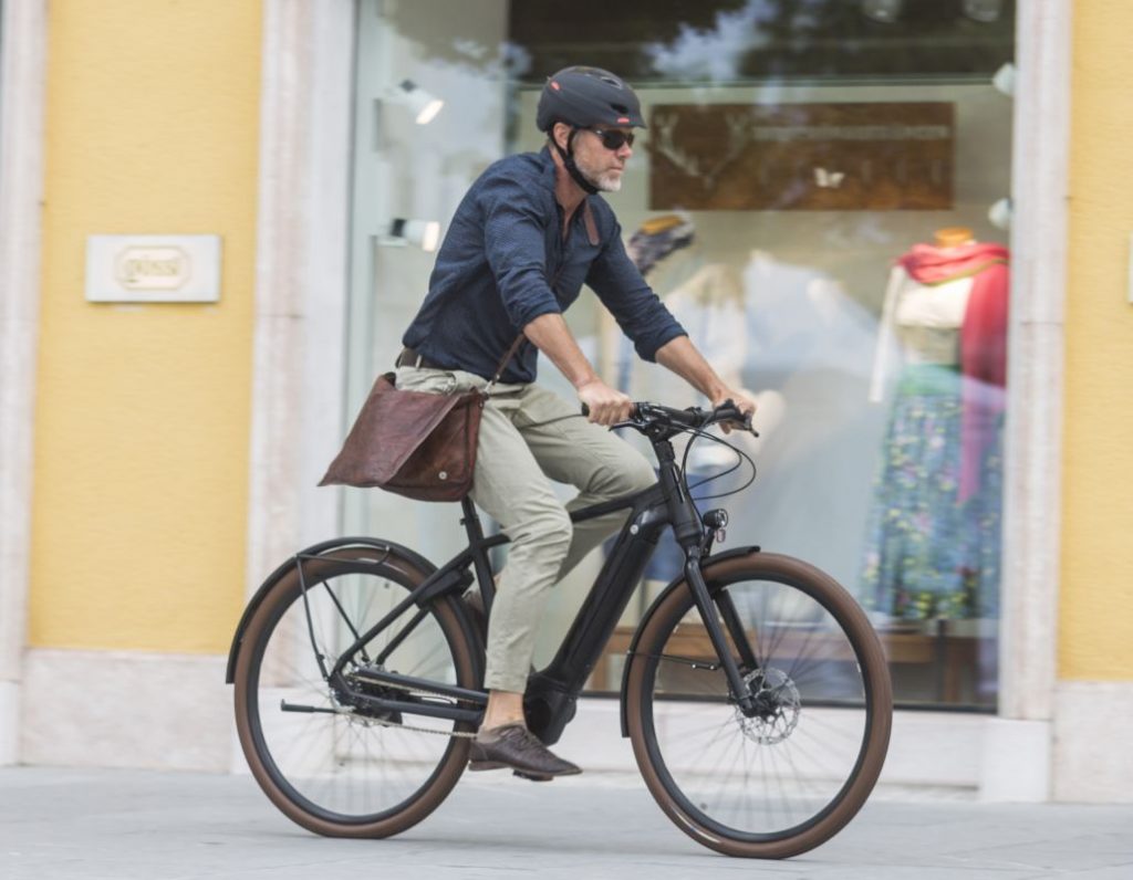 Akku laden am Arbeitsplatz KTM e-Bikes 2018 City-Urban Ausschnitt