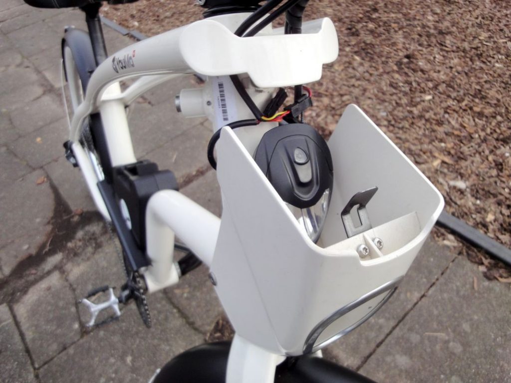 YouMo Cruiser e-Bike Test DSC00961_Klappe_offen_lenkradschloss_Licht