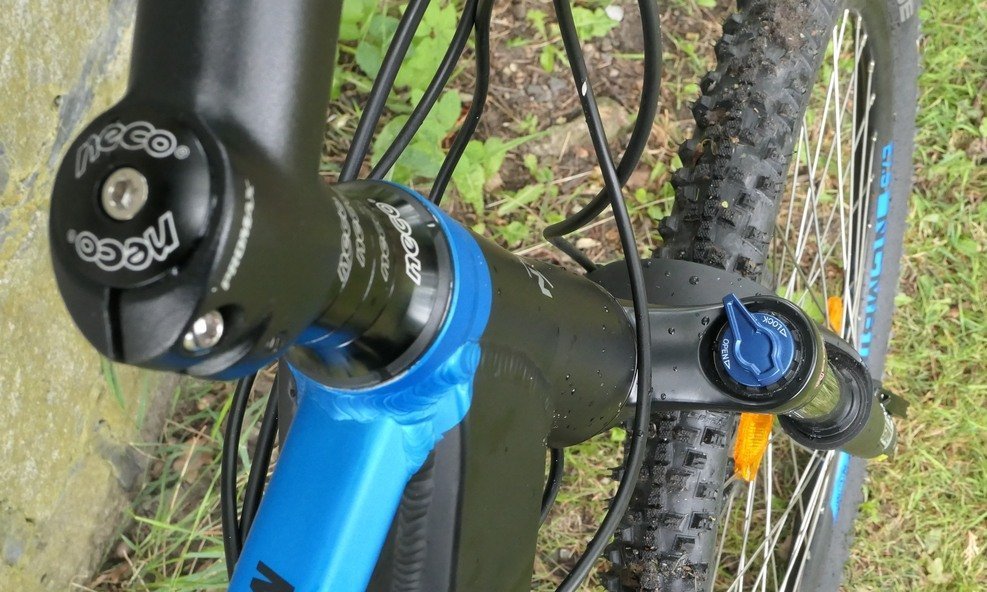 E-Mountainbike | Hinterradantrieb | NCM - P1020511 moscow detail federgabel mit einstellungen b 1 - ebike-news.de