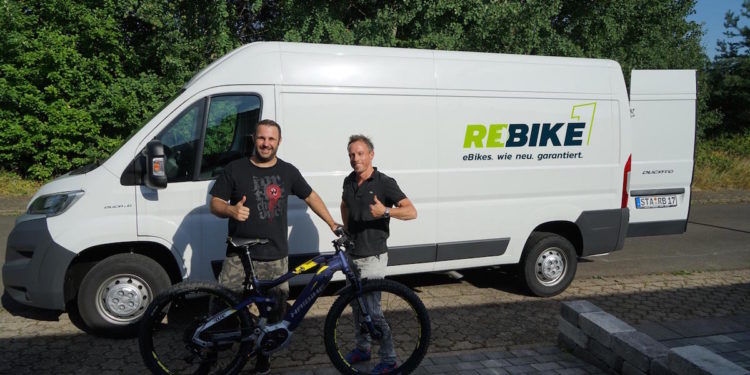 rebike1 Gründer vor Transporter