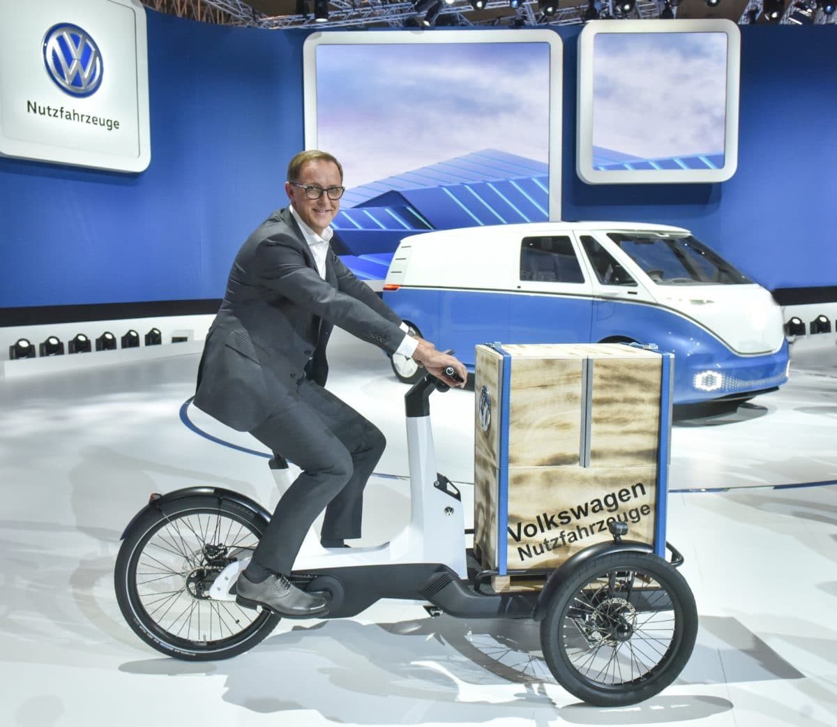 VW Cargo E-Bike mit Lieferkiste