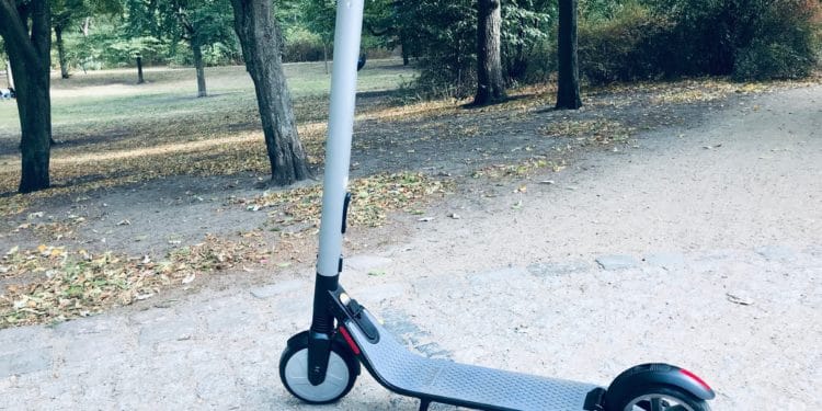 Segway ES2 E-Scooter im Park