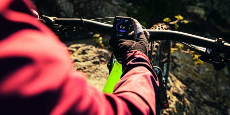 Kiox, das kompakte Farbdisplay für sportive Fahrer, vernetzt den eBiker über die Smartphone-App eBike Connect mit der digitalen Welt. Foto: Bosch