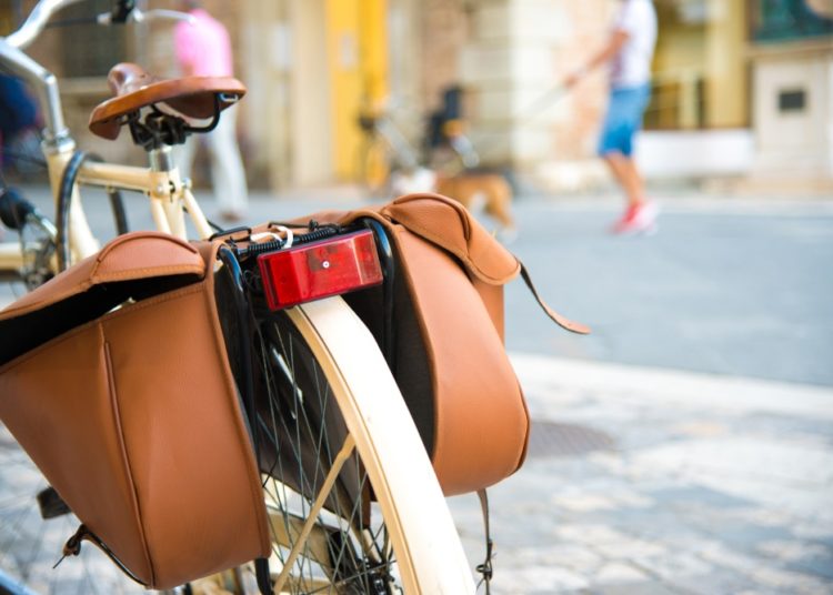 Fahrradtasche | Gepäckträger | Transport - shutterstock 1098126395 - eBikeNews