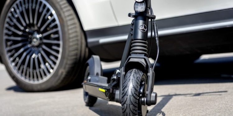 Neu Mercedes-Benz E-Scooter in der EQ Markenfamilie in Kooperation mit micro 

New Mercedes-Benz e-scooter in the EQ brand family, in cooperation with micro