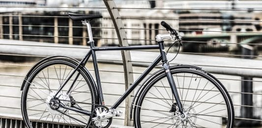 Cooper E Disc an einem Zaun gelehnt (Foto: Cooper Bikes)