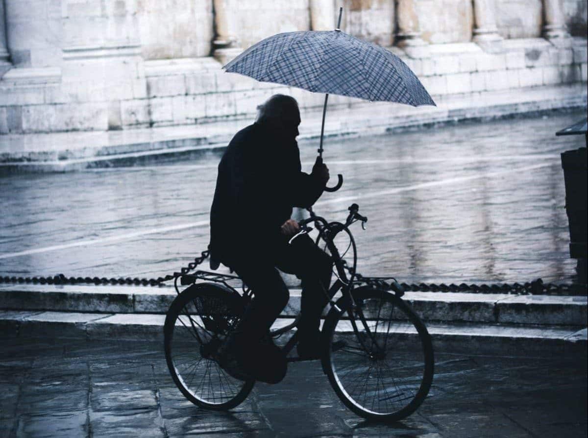 9 Fahrrad-Regenoutfits im Test plus Wissenswertes zu Regenjacke,  Wassersäule und Co.