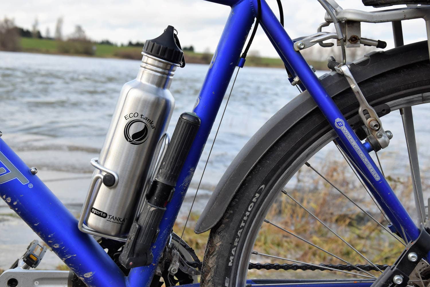 ECOtanka: Unkaputtbare Edelstahlflasche für den E-Bike & Fahrrad  Getränkehalter