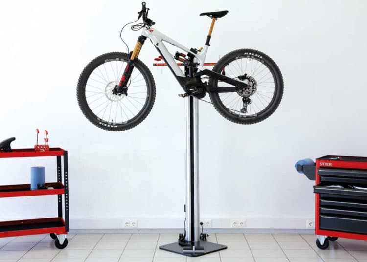 Neuer Montageständer kann selbst schwere E-Bikes mühelos anheben - eBikeNews
