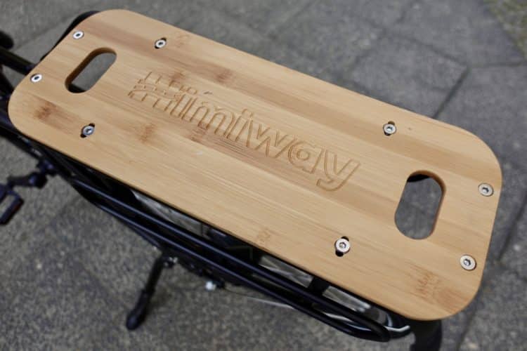 Himiway City Pedelec Holzauflage Gepäckträger | Quelle: eBikeNews