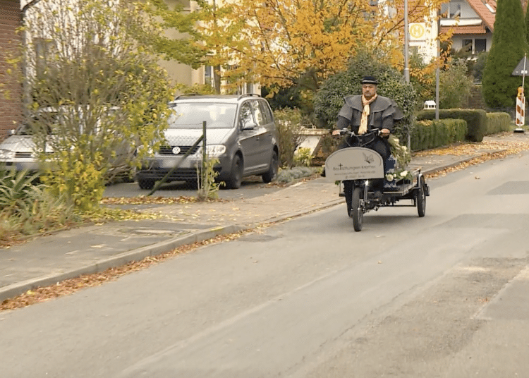 Bestatter mit dem E-Bike: Der Sarg auf dem Lastenrad – eBikeNews