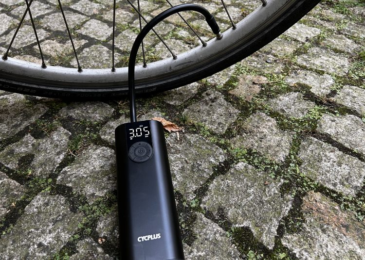 Elektrische Luftpumpe am E-Bike | Quelle: eBikeNews
