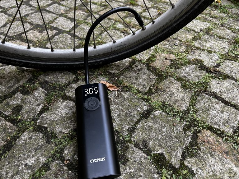 Cycplus A8 Test: Aus diesem Grund brauchst du eine elektrische Fahrradpumpe