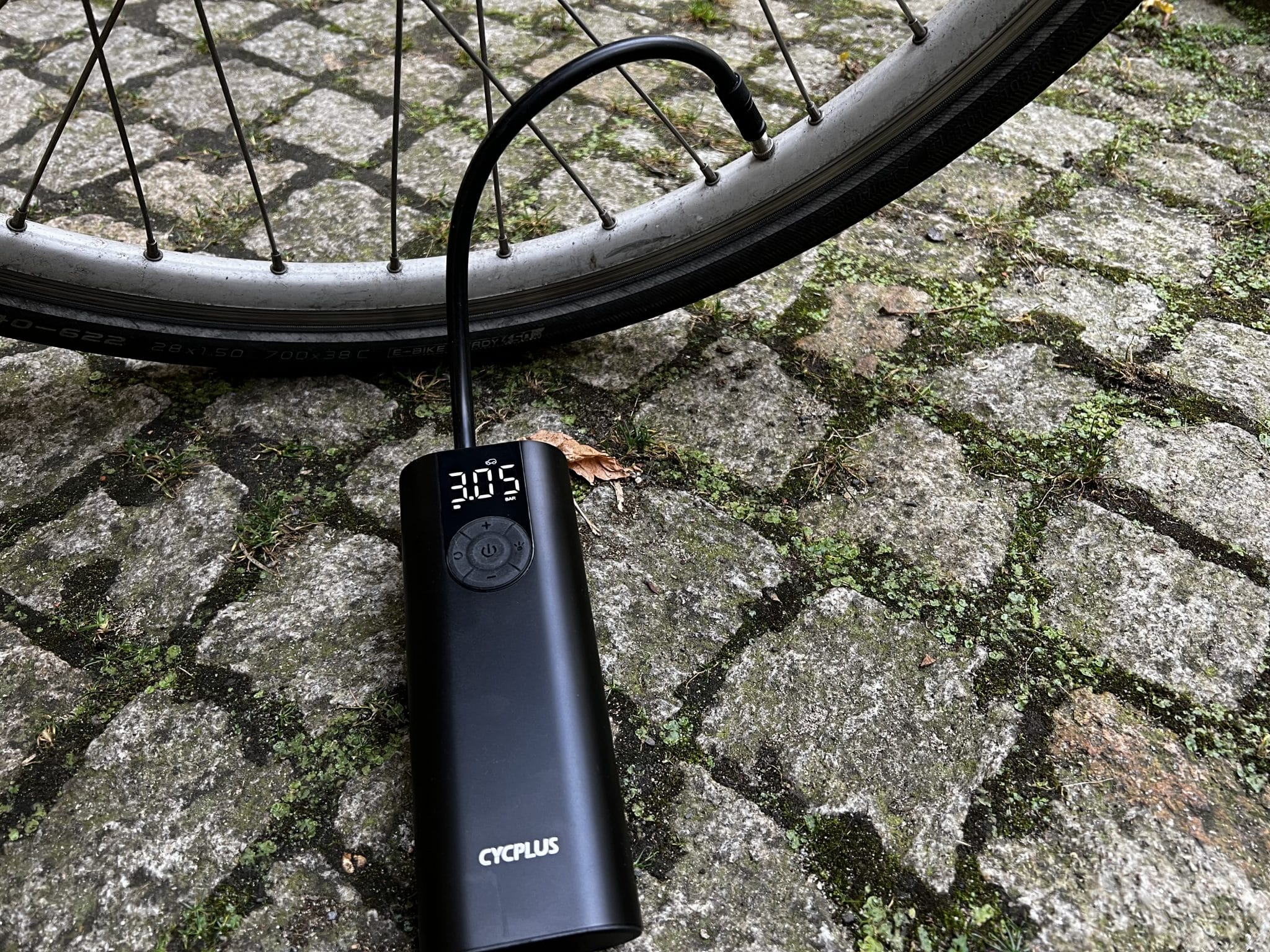 lässt Luft aus dem Preis: Elektrische Fahrradpumpe von
