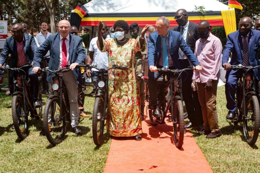 E-Lastenrad | HNF-NICOLAI | Lasten E-Bike - Ugandas Deputy Prime Minister Rebecca Kadaga 1 1 - ebike-news.de