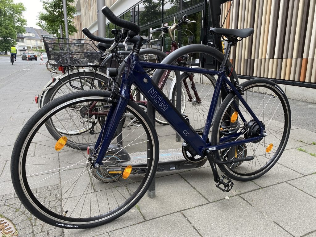 Urban E-Bike am Fahrradständer