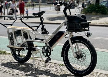 Rad Power Bikes RadWagon 4 fällt im Straßenverkehr auf | Quelle: eBikeNews