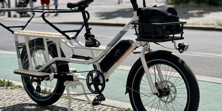 Rad Power Bikes RadWagon 4 fällt im Straßenverkehr auf | Quelle: eBikeNews