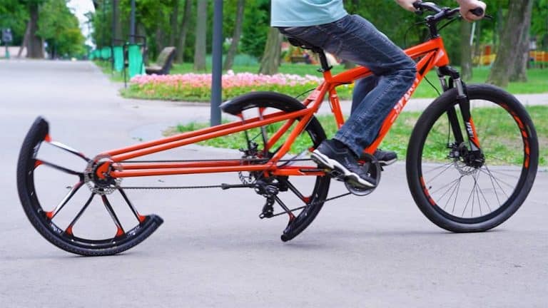 Mit zwei halben Reifen: Tüftler “repariert” sein Fahrrad