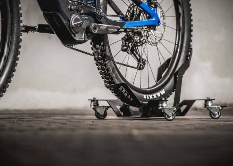 Das Bike Board One ist ein mobiler Fahrradständer auf Rädern - eBikeNews