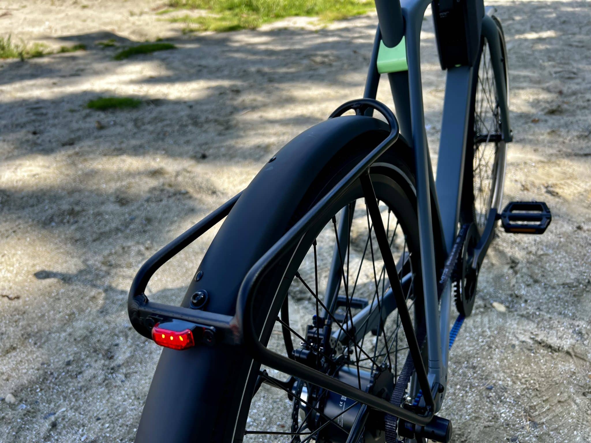 Lemmo One Test: Minimalistischer Gespäckträger für Fahrradtaschen | Quelle: eBikeNews