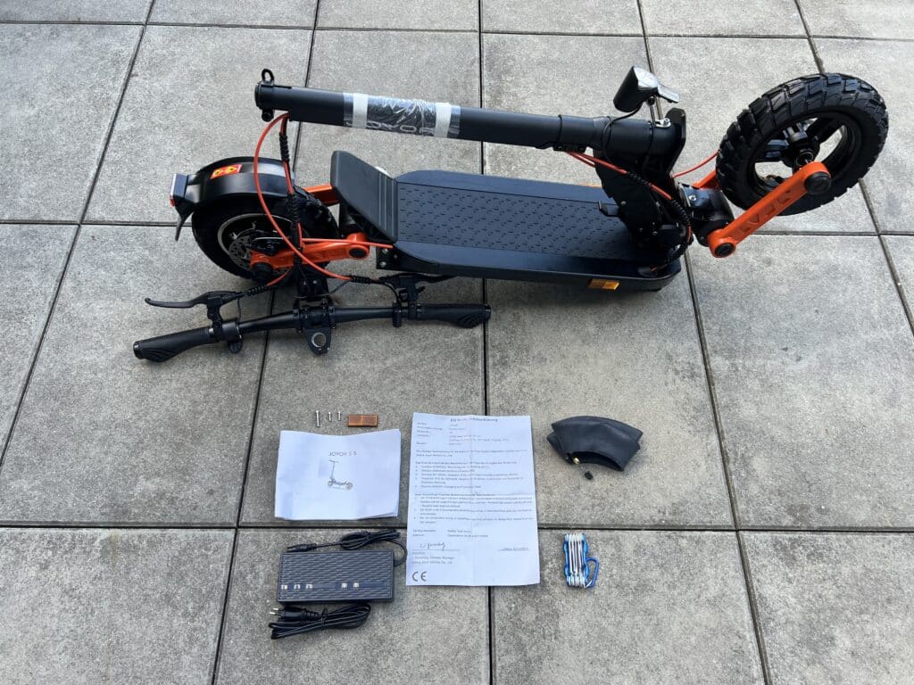Joyor S5 ABE Test: Der E-Scooter wird mit Ersatzreifen geliefert
