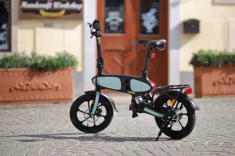 Klapp-E-Bike in Surfbrett-Optik: DYU bringt neues C2 für 799 Euro auf den Markt