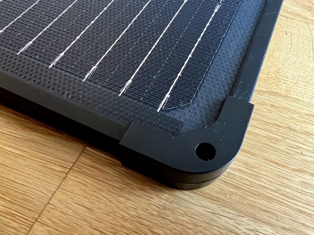 Flexible Solarpanele sind mit Metallprofilen und Plastikecken versehen