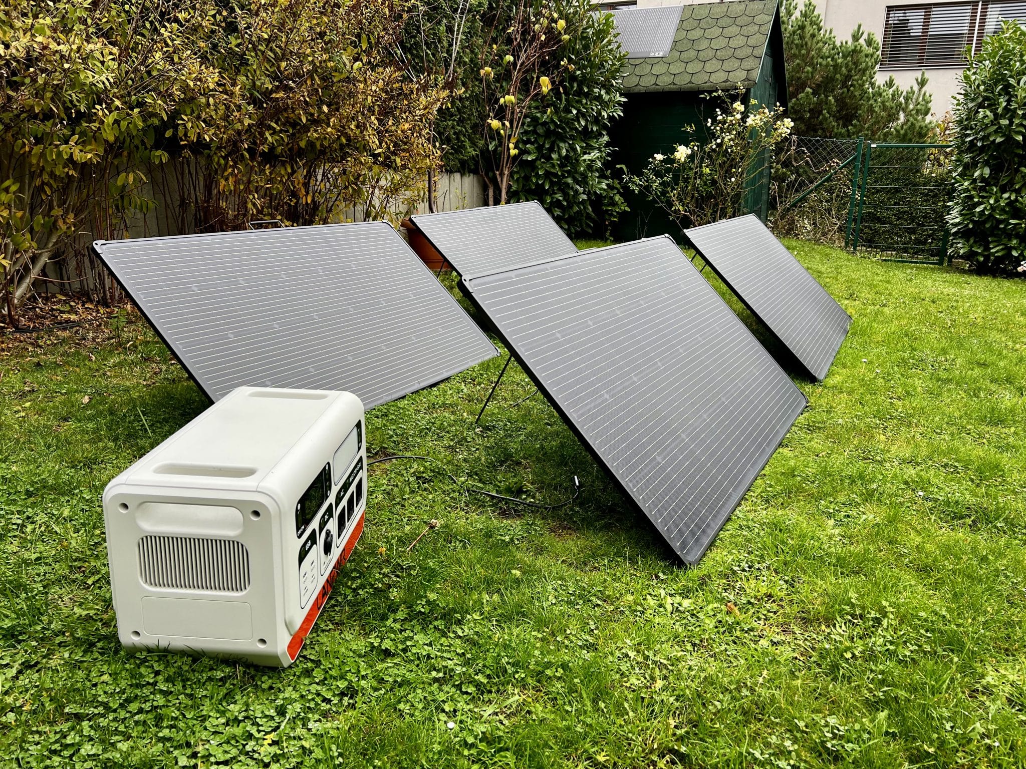 Aufstellen der LANPWR-Solarpanele für den mobilen Betrieb