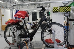 Gut im Test: Zwei Tiefeinsteiger-E-Bikes unter 2.000 Euro