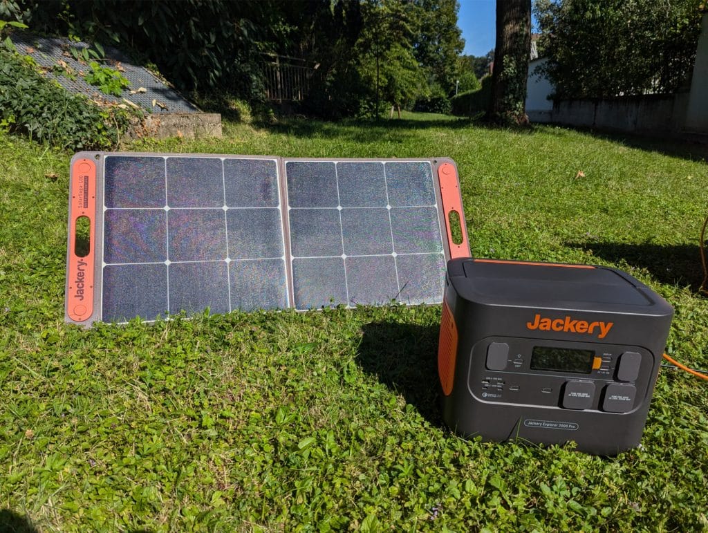 SolarSaga 100 neben der Powerstation – eBikeNews.