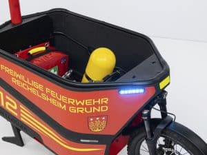 E-Lastenrad für die Feuerwehr: Kurioses Cargo-E-Bike hat sogar ein Blaulicht