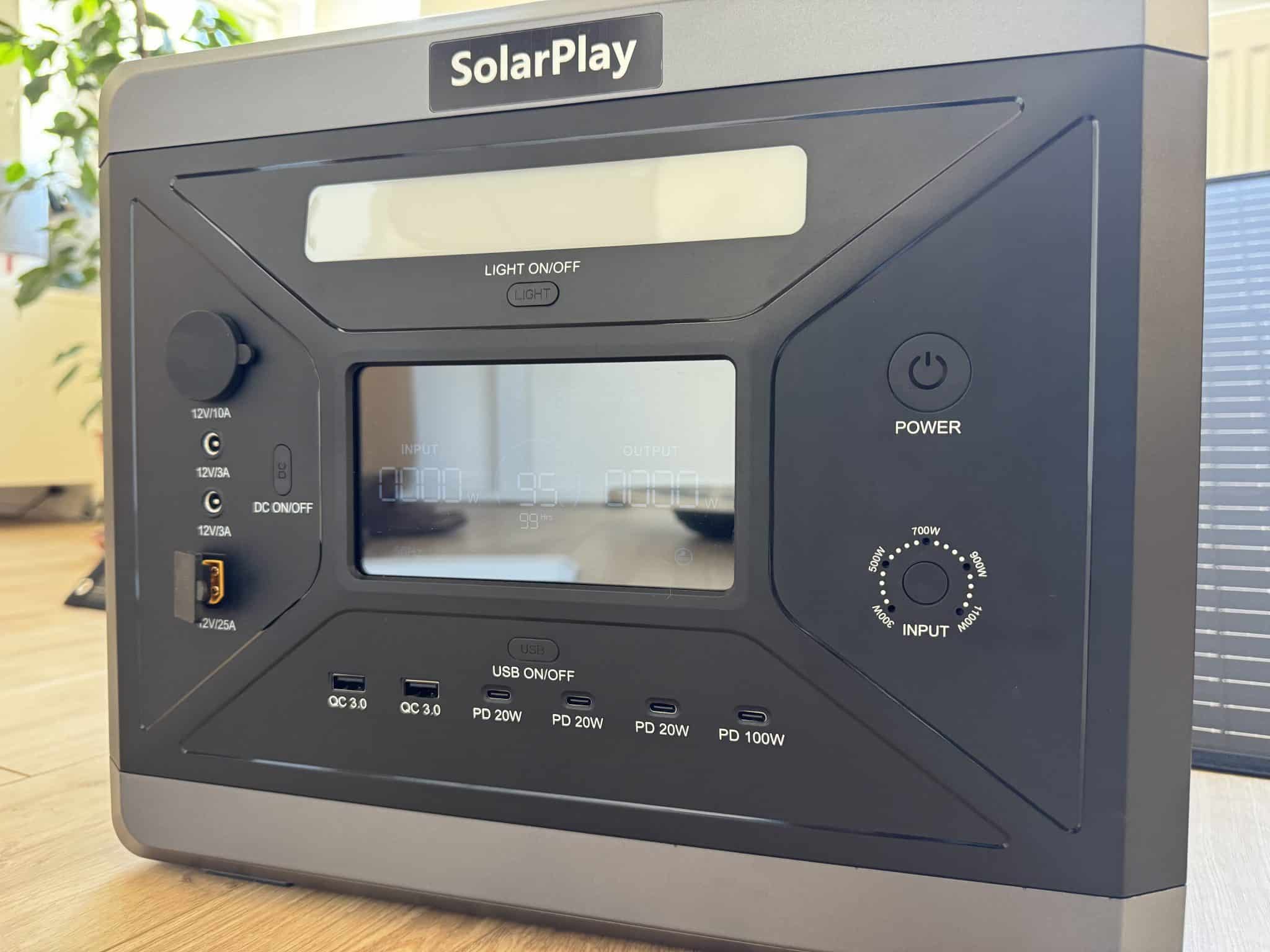 Anschlüsse an der Powerstation Solarplay Q2501 im Test