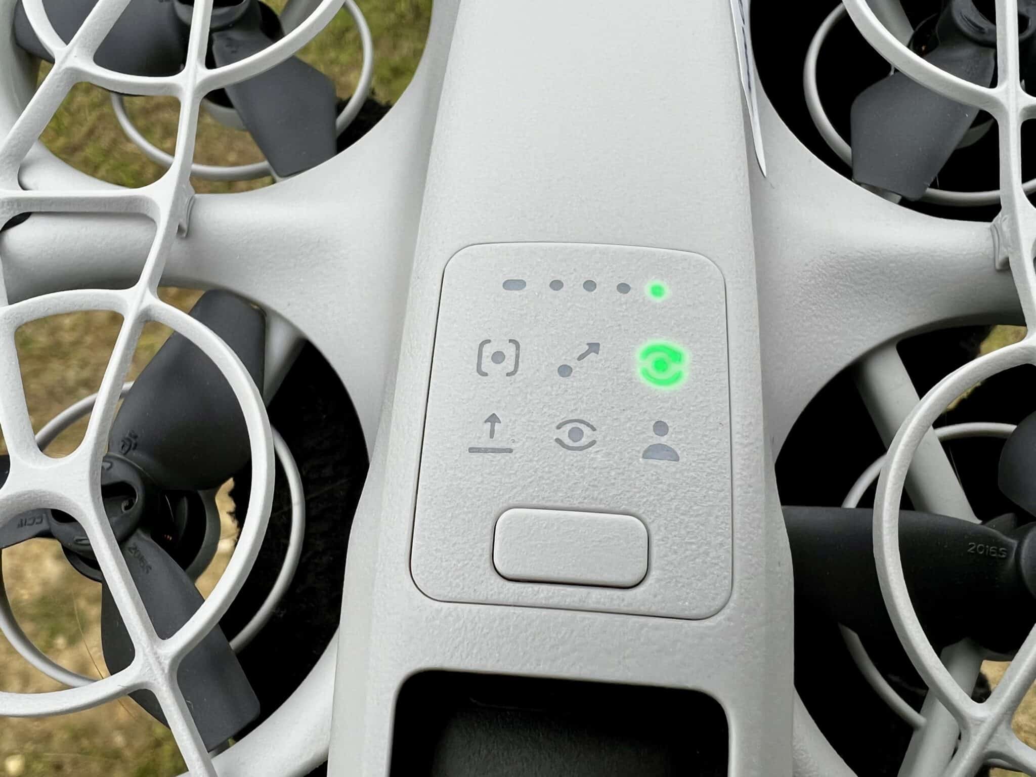 Steuerung der Flugmodi kann direkt an der DJI Neo erfolgen - eBikeNews