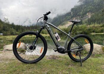 Macvol E-Hardtail vor alpinem See