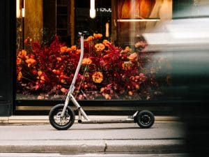 9,9 kg leicht und 1.500 Watt stark: Dieser E-Scooter aus Titan hat einen Haken